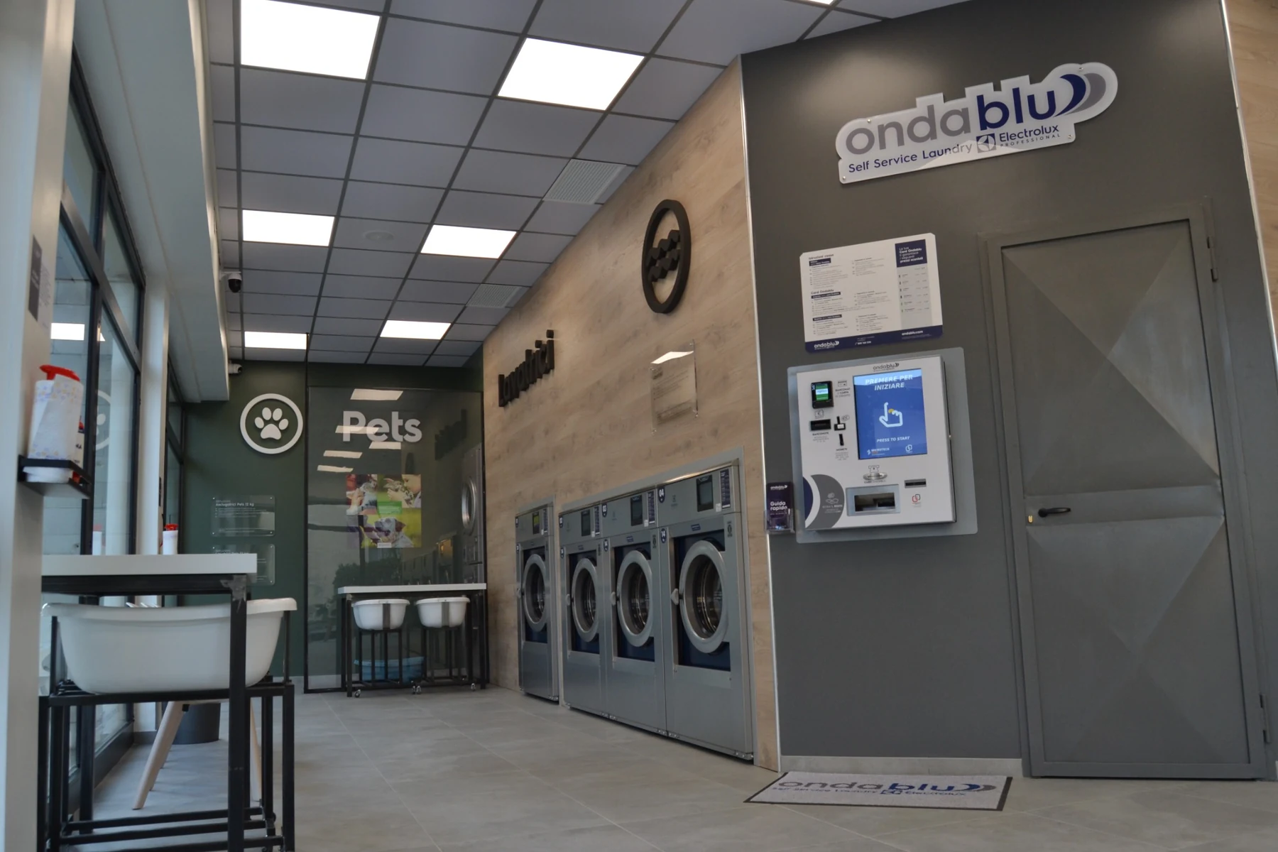 Interno OndaBlu Avellino con lavatrici Electrolux Professional e cassa automatica