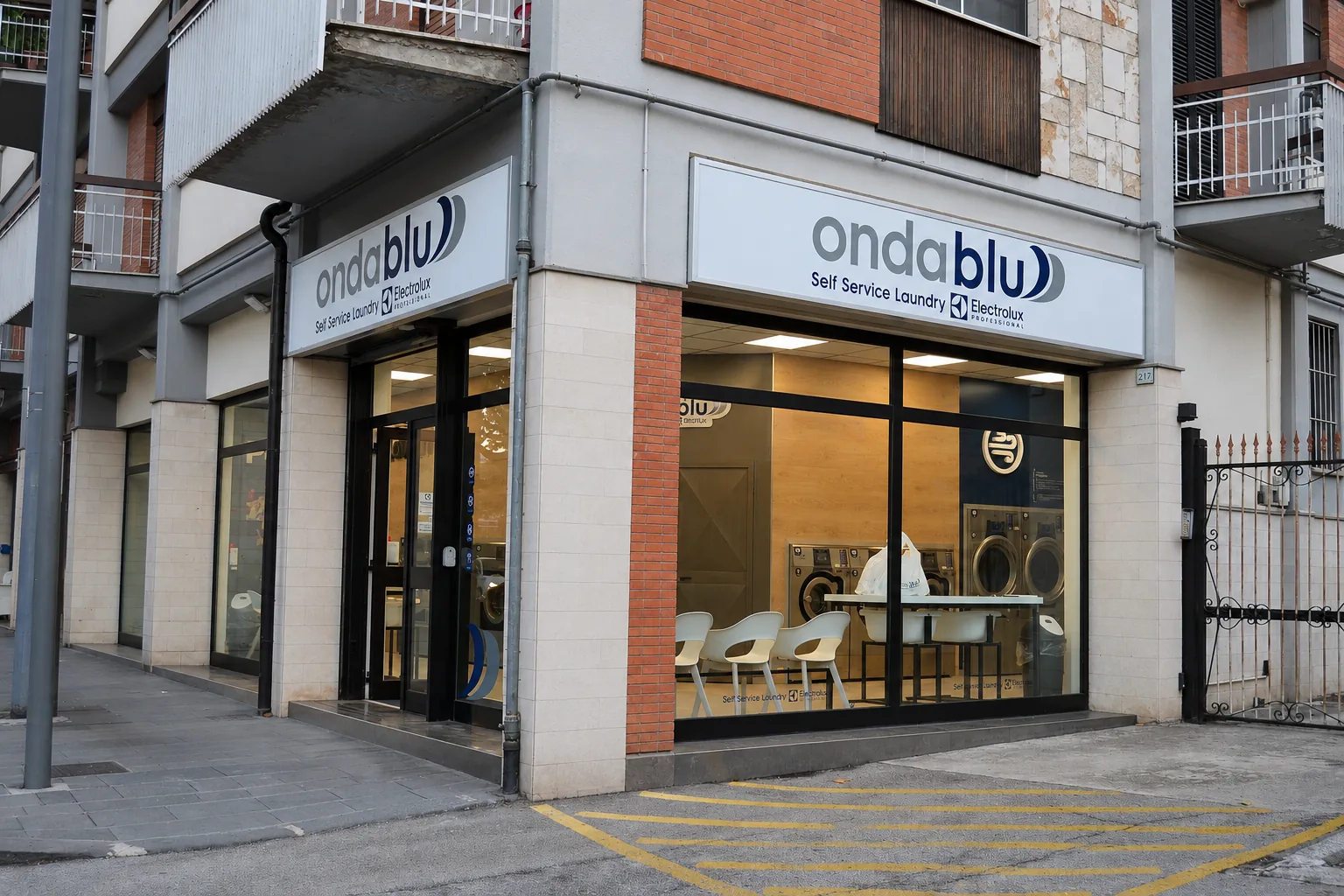 Ingresso della lavanderia OndaBlu Avellino in Via Circumvallazione 215